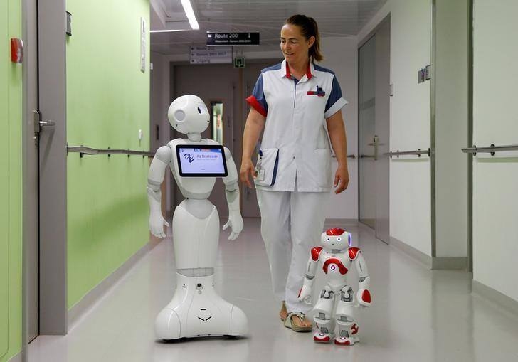 Robot in ospedale per aiutare gli anziani e i bambini